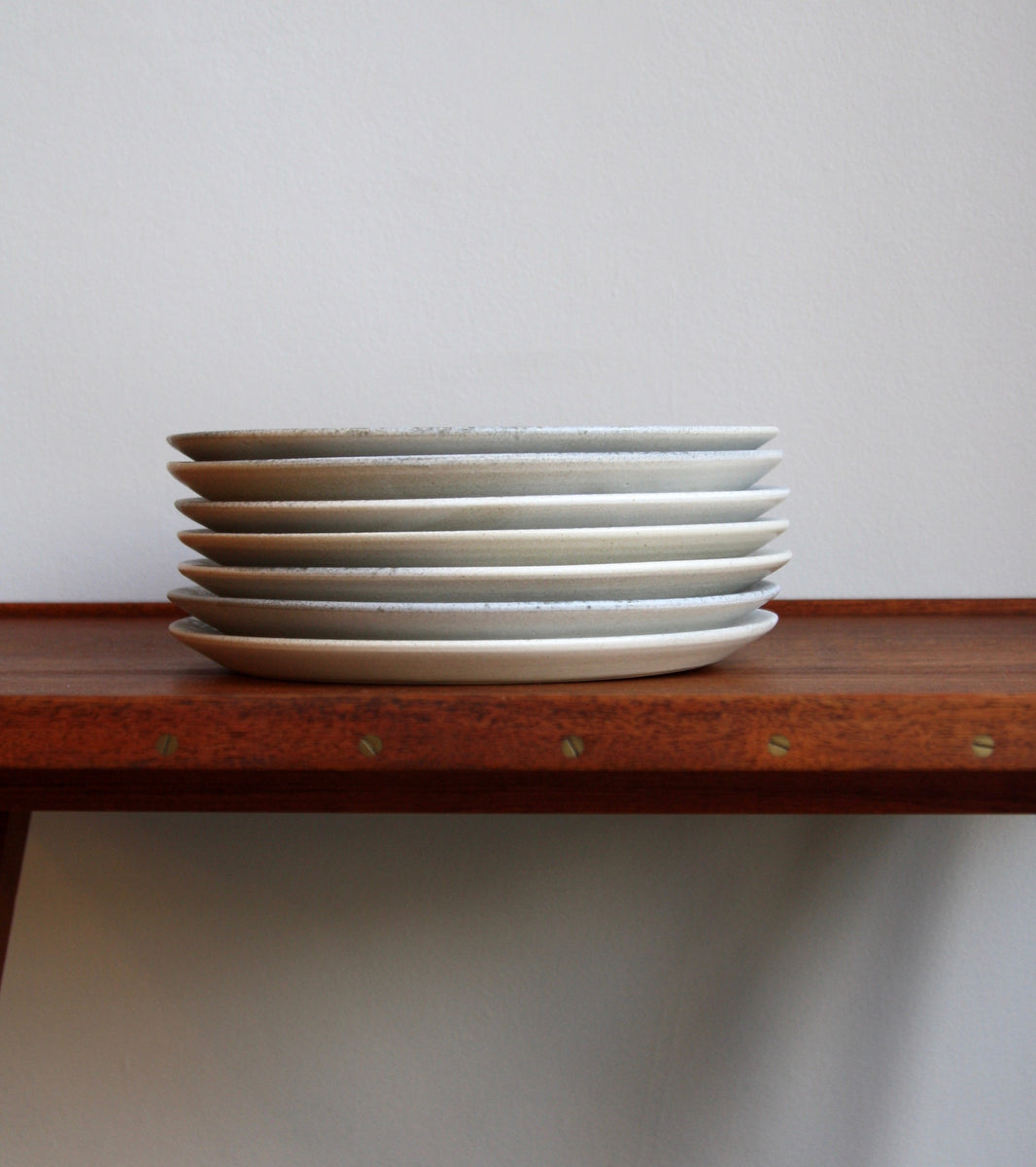 Large flat plate by Kasper Würtz, featuring a white and soft blue ‘Shape 6’ glaze. This handcrafted ceramic piece exemplifies Würtz’s signature blend of subtle tones and refined Nordic craftsmanship. Available at Sigmar London.