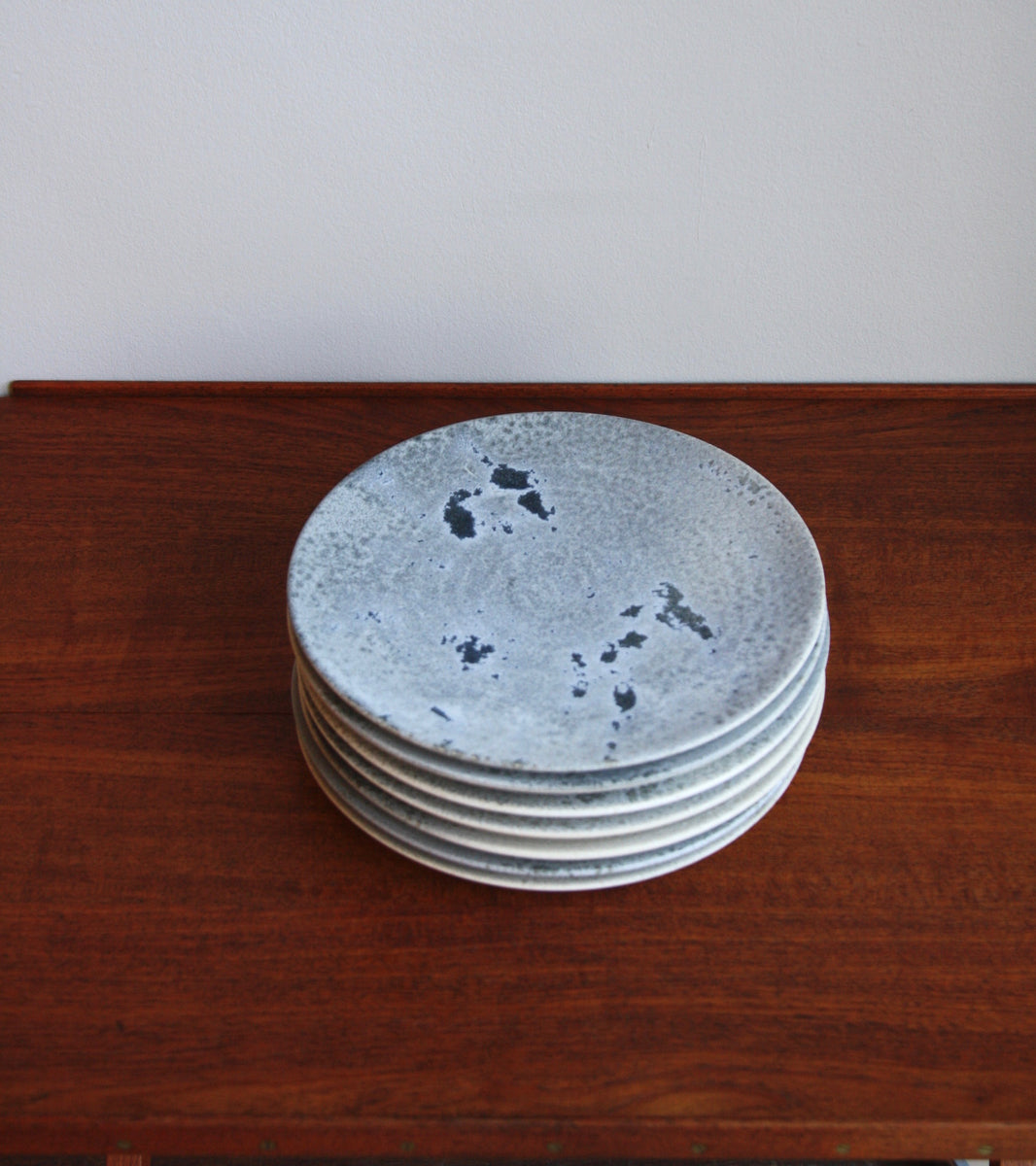 Large flat plate by Kasper Würtz, featuring a white and soft blue ‘Shape 6’ glaze. This handcrafted ceramic piece exemplifies Würtz’s signature blend of subtle tones and refined Nordic craftsmanship. Available at Sigmar London.
