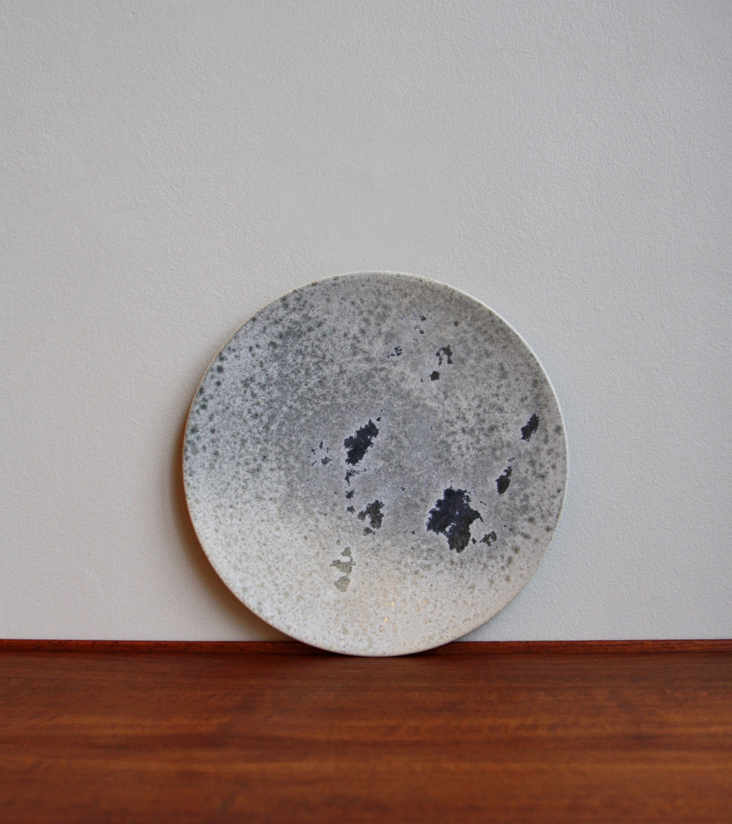Large flat plate by Kasper Würtz, featuring a white and soft blue ‘Shape 6’ glaze. This handcrafted ceramic piece exemplifies Würtz’s signature blend of subtle tones and refined Nordic craftsmanship. Available at Sigmar London.