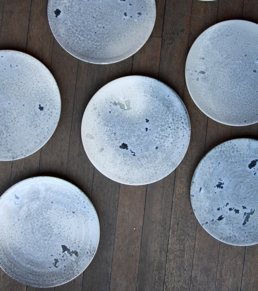 Large flat plate by Kasper Würtz, featuring a white and soft blue ‘Shape 6’ glaze. This handcrafted ceramic piece exemplifies Würtz’s signature blend of subtle tones and refined Nordic craftsmanship. Available at Sigmar London.