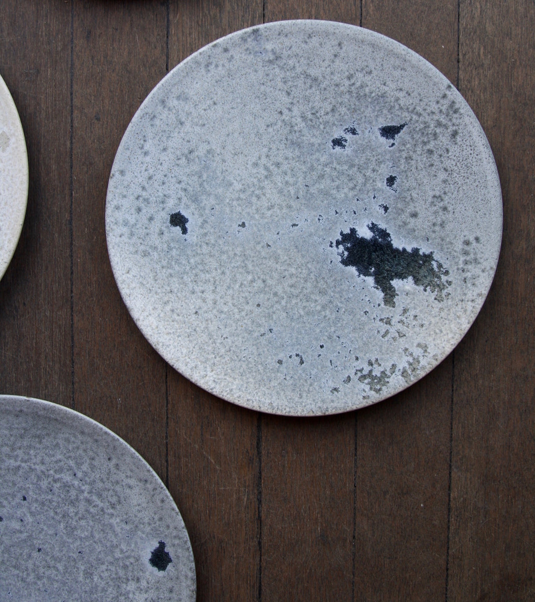 Large flat plate by Kasper Würtz, featuring a white and soft blue ‘Shape 6’ glaze. This handcrafted ceramic piece exemplifies Würtz’s signature blend of subtle tones and refined Nordic craftsmanship. Available at Sigmar London.
