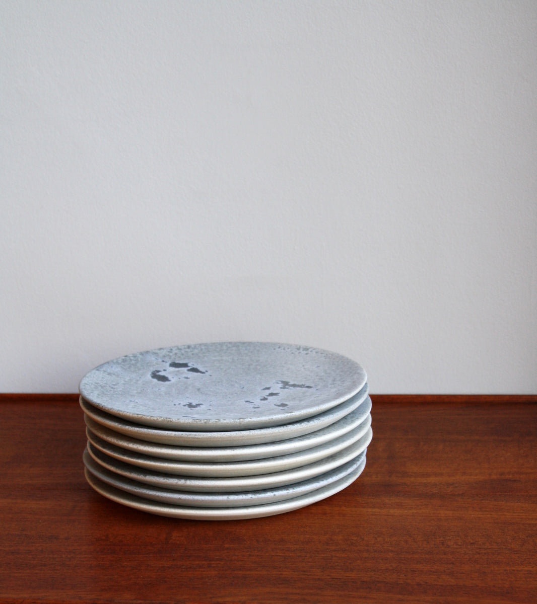 Large flat plate by Kasper Würtz, featuring a white and soft blue ‘Shape 6’ glaze. This handcrafted ceramic piece exemplifies Würtz’s signature blend of subtle tones and refined Nordic craftsmanship. Available at Sigmar London.