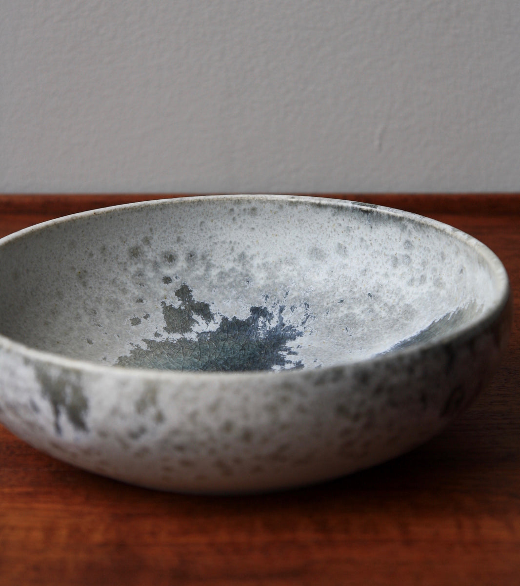 Medium Shallow Bowl 8White & Soft Blue Glaze Kasper Würtz - Image 5
