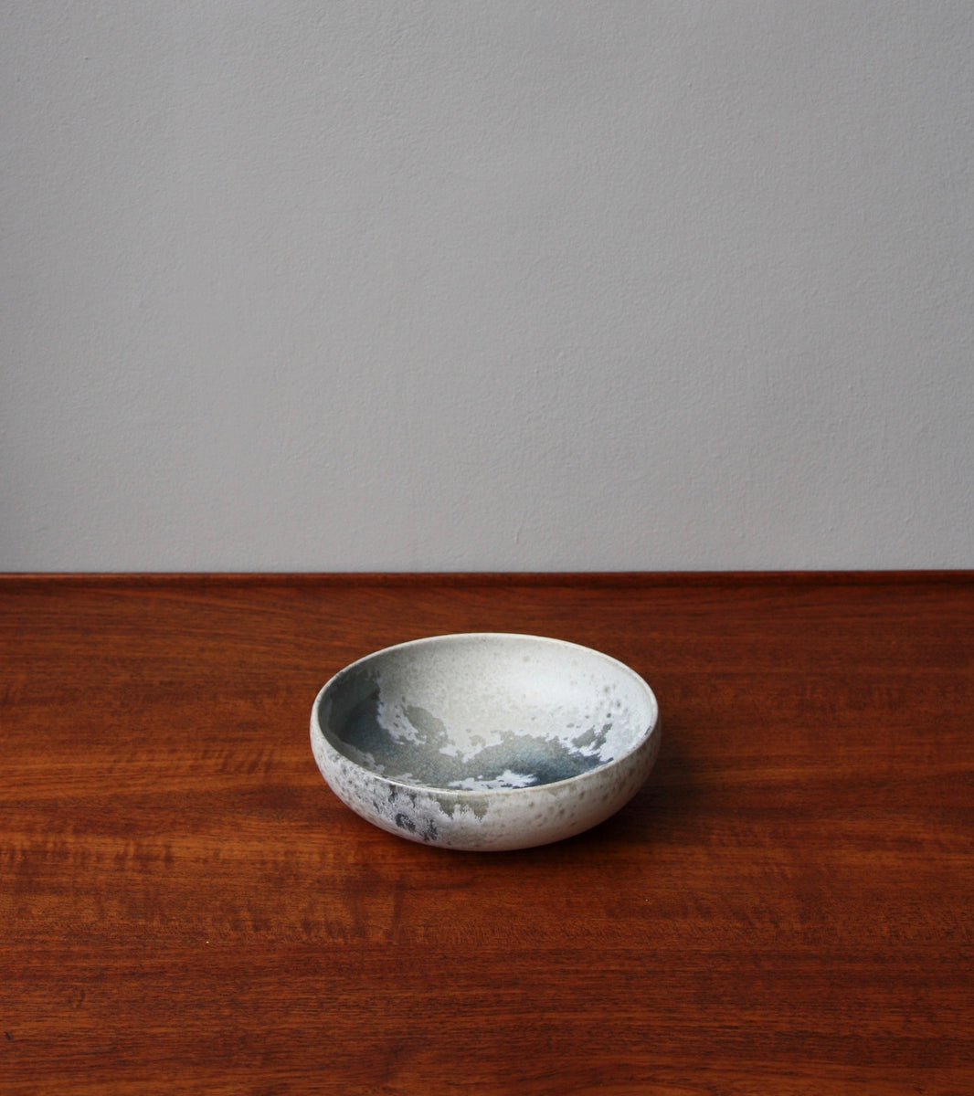 Medium Shallow Bowl 8White & Soft Blue Glaze Kasper Würtz - Image 6