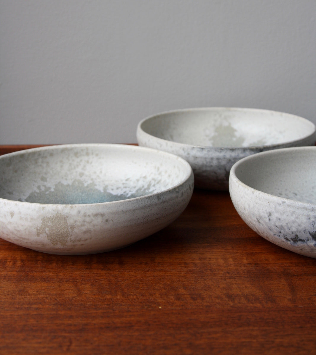 Medium Shallow Bowl 8White & Soft Blue Glaze Kasper Würtz - Image 7