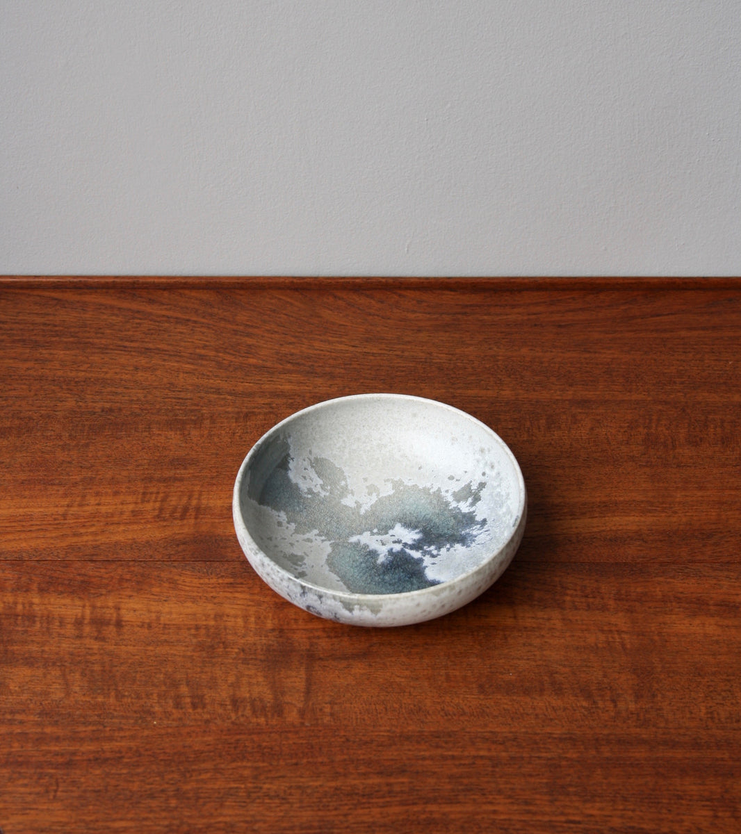 Medium Shallow Bowl 8White & Soft Blue Glaze Kasper Würtz - Image 9