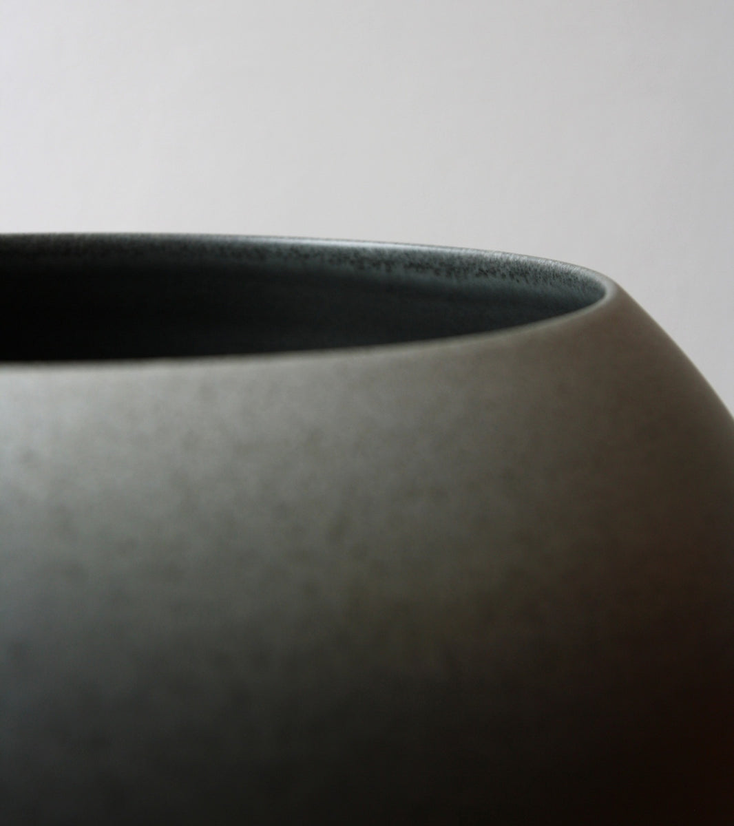 One Off Onion Shaped PlanterGradient Grey Glaze Kasper Würtz - Image 7