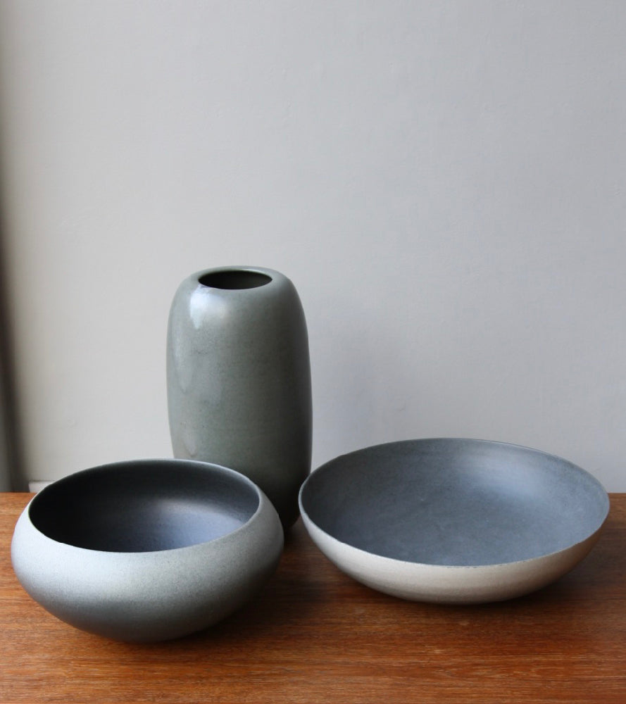 Medium onion-shaped vase by Kasper Würtz, featuring a signature handcrafted glaze. This ceramic piece exemplifies Würtz’s refined Nordic craftsmanship and organic design. Available at Sigmar London.
