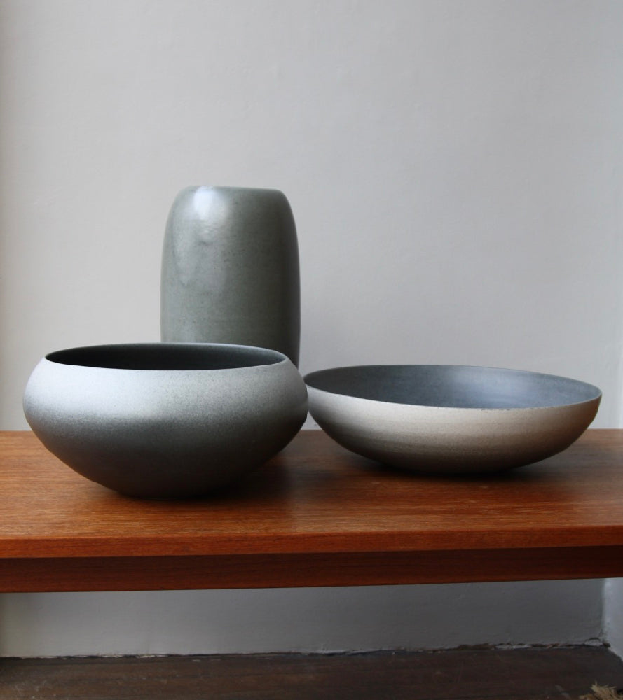 Medium onion-shaped vase by Kasper Würtz, featuring a signature handcrafted glaze. This ceramic piece exemplifies Würtz’s refined Nordic craftsmanship and organic design. Available at Sigmar London.