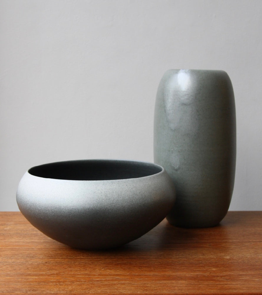 Medium onion-shaped vase by Kasper Würtz, featuring a signature handcrafted glaze. This ceramic piece exemplifies Würtz’s refined Nordic craftsmanship and organic design. Available at Sigmar London.