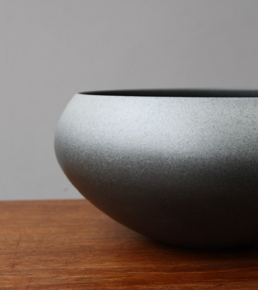 Medium onion-shaped vase by Kasper Würtz, featuring a signature handcrafted glaze. This ceramic piece exemplifies Würtz’s refined Nordic craftsmanship and organic design. Available at Sigmar London.