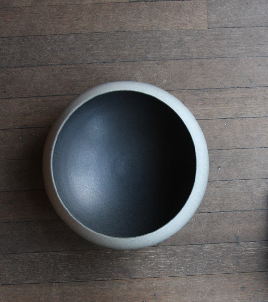 Medium onion-shaped vase by Kasper Würtz, featuring a signature handcrafted glaze. This ceramic piece exemplifies Würtz’s refined Nordic craftsmanship and organic design. Available at Sigmar London.