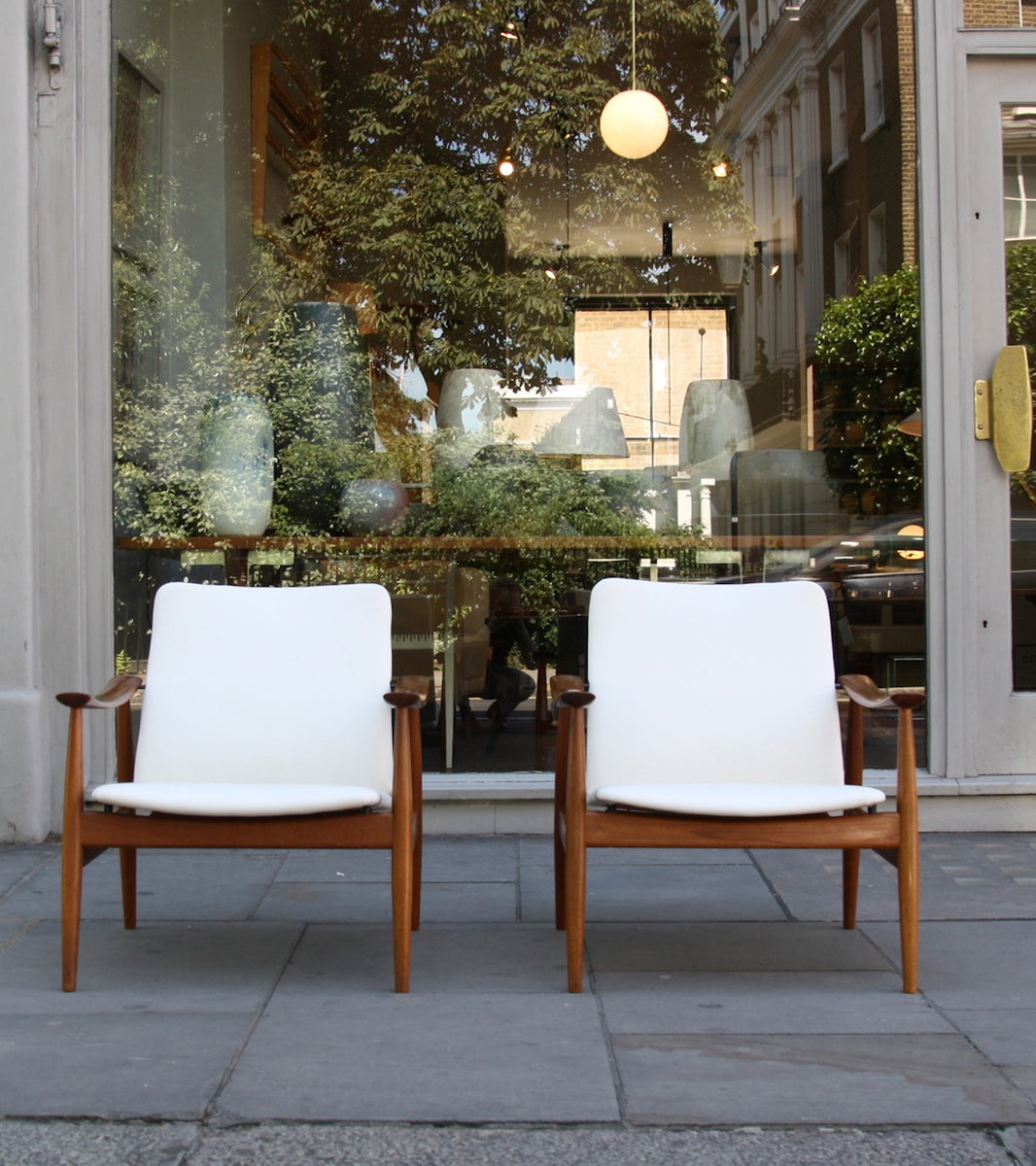 Pair of FD 138 Armchairs Finn Juhl - Image 1