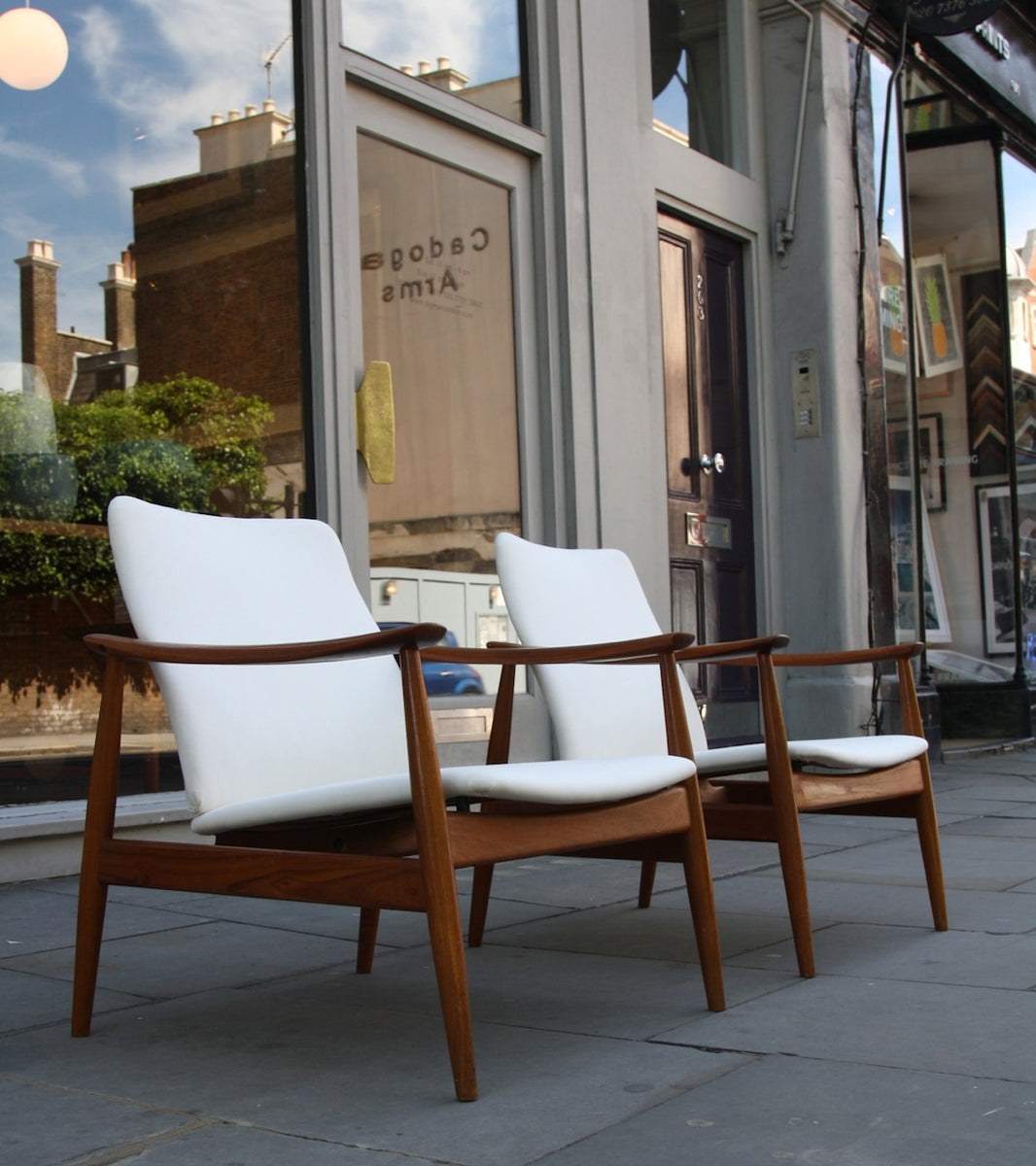 Pair of FD 138 Armchairs Finn Juhl - Image 4
