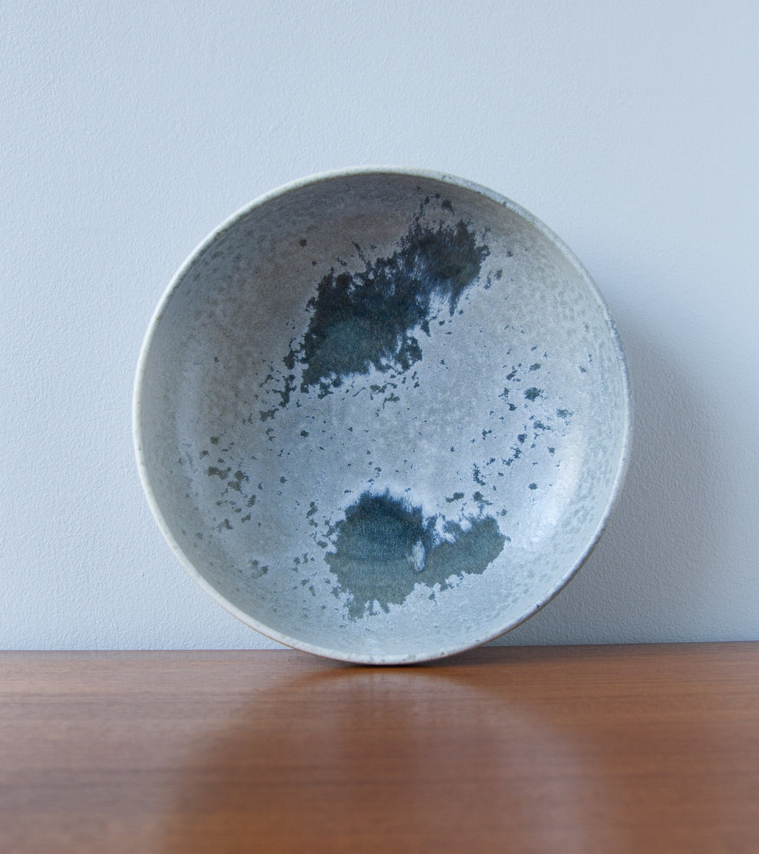 Serving Bowl 14White and Soft Blue Glaze Kasper Würtz - Image 6